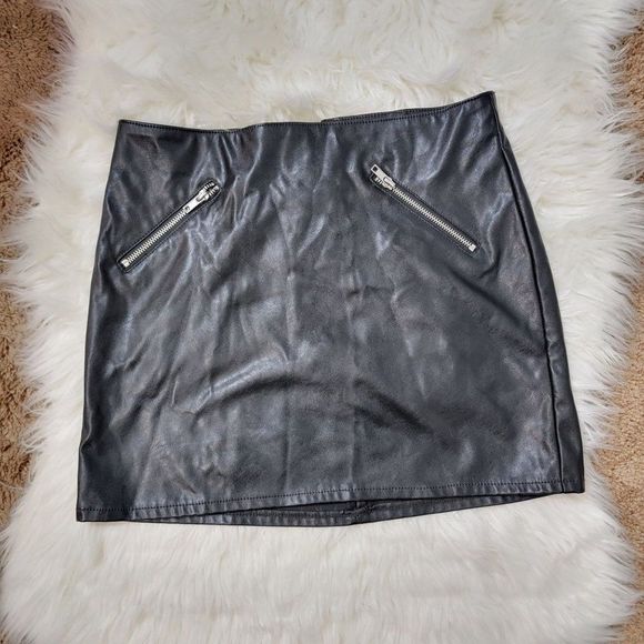 Divided Dresses & Skirts - H&M Divided Faux leather Short Black Mini Skirt Zipper pockets Sz 8 Juniors